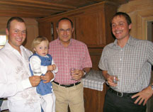 v.l.n.r. Gemeindepr&auml;sident Ueli Blumer mit Tochter Seraina, Nationalratspr&auml;sident Claude Janiak und Kantonsrat Daniel Buchli im N&uuml;w Hus (Foto: Maria Hunger-Fry)