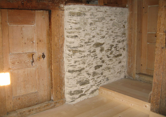 Vorhaus mit links Kchen- und rechts Stubentre