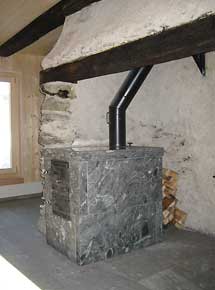 Kche mit ehemals offenem Kamin und Holzherd