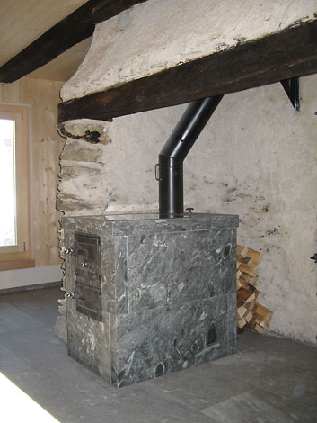 Kche mit ehemals offenem Kamin und Holzherd