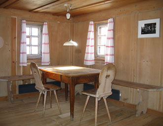 Stube mit Tisch