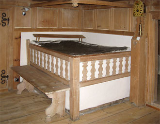 Stube mit gemauertem Ofen whrend der Bilderausstellung Paul Zinsli