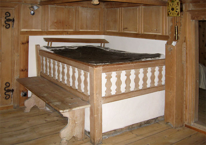 Stube mit gemauertem Ofen whrend der Bilderausstellung Paul Zinsli