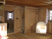 Stube mit Uhr und interner Treppe