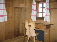 Nebenkammer mit kleinem Tisch