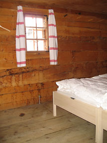 Schlafkammer mit Bett aus Safier Fichte