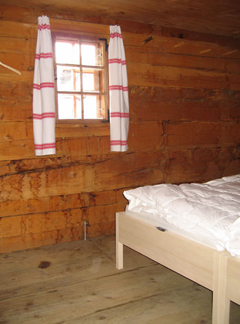 Schlafkammer mit Bett aus Safier Fichte