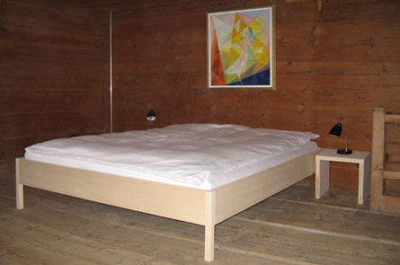 grosse Schlafkammer mit Bett aus Safier Fichte