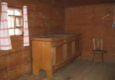 grosse Schlafkammer mit Truhe