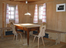 Stube mit Tisch
